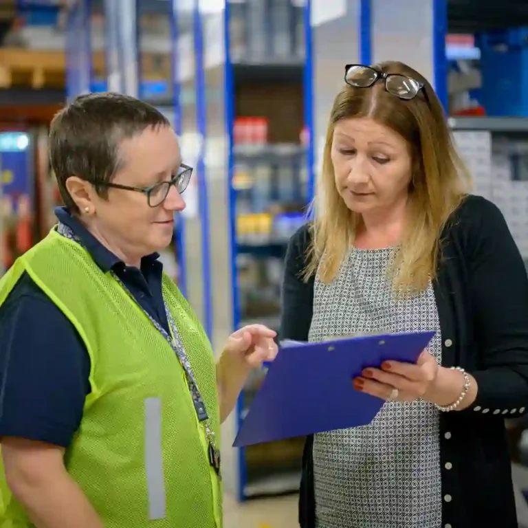 Equipo de Idonial utilizando la plataforma PeopleReview para gestionar el talento y evaluar competencias en sus cuatro sedes.