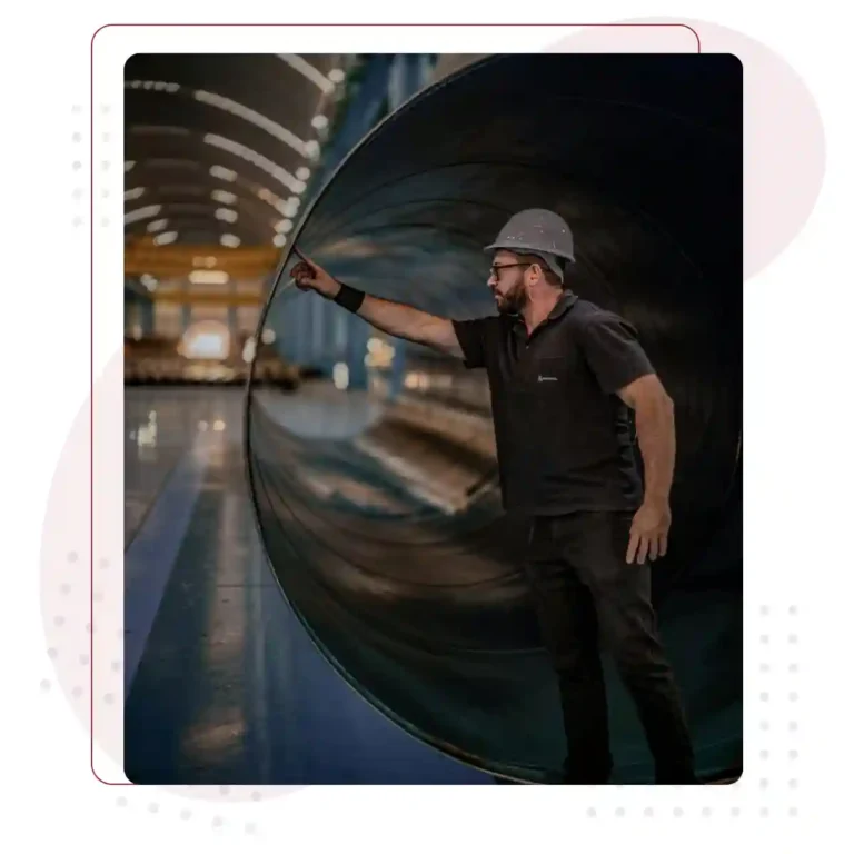 Trabajador de planta industrial utilizando herramientas digitales con it&people