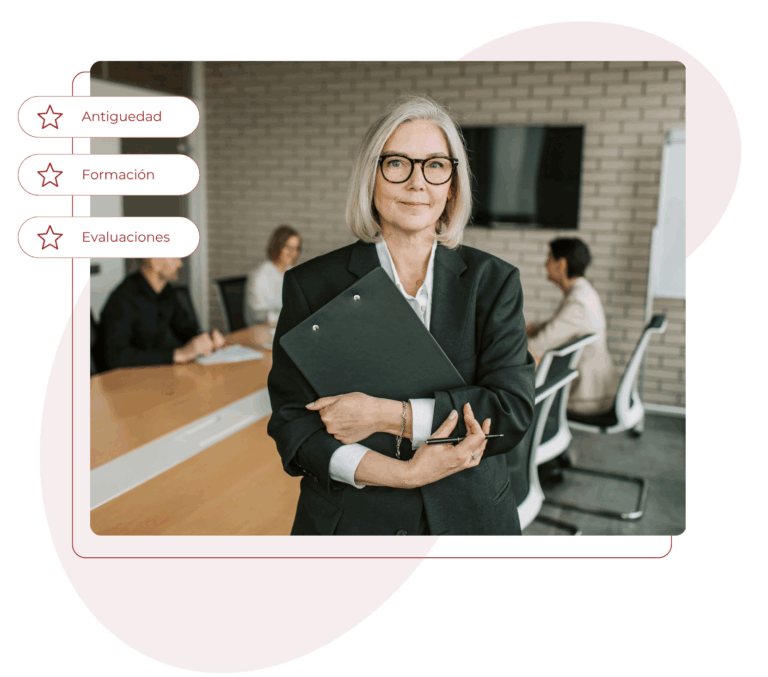 Responsable de RRHH en una administración pública con documentos de evaluación del desempeño.