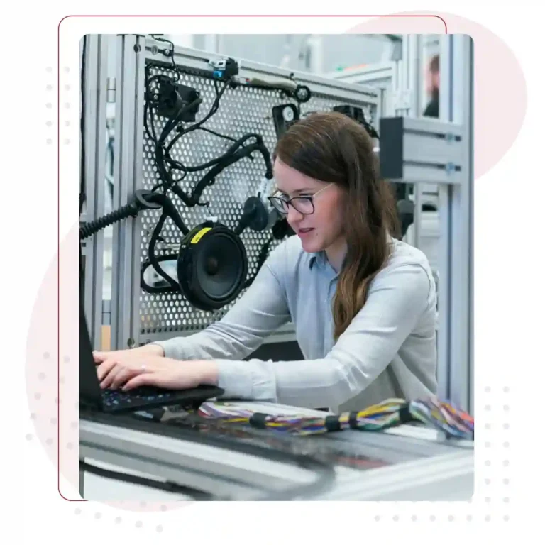 Profesional tecnológico desarrollando software en entorno moderno con it&people en sector alta tecnología