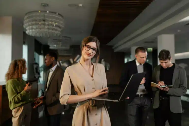 Descubre cómo un software de RRHH con IA como PeopleReview impulsa talento, personaliza competencias y transforma la evaluación del desempeño.