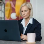 Profesional del sector bancario en oficina corporativa con it&people en PagoNxt