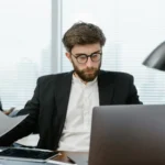 Profesional creativo trabajando en comunicaciones medios de comunicación digitales con it&people