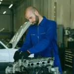 Ingeniero de automoción revisando procesos industriales con it&people