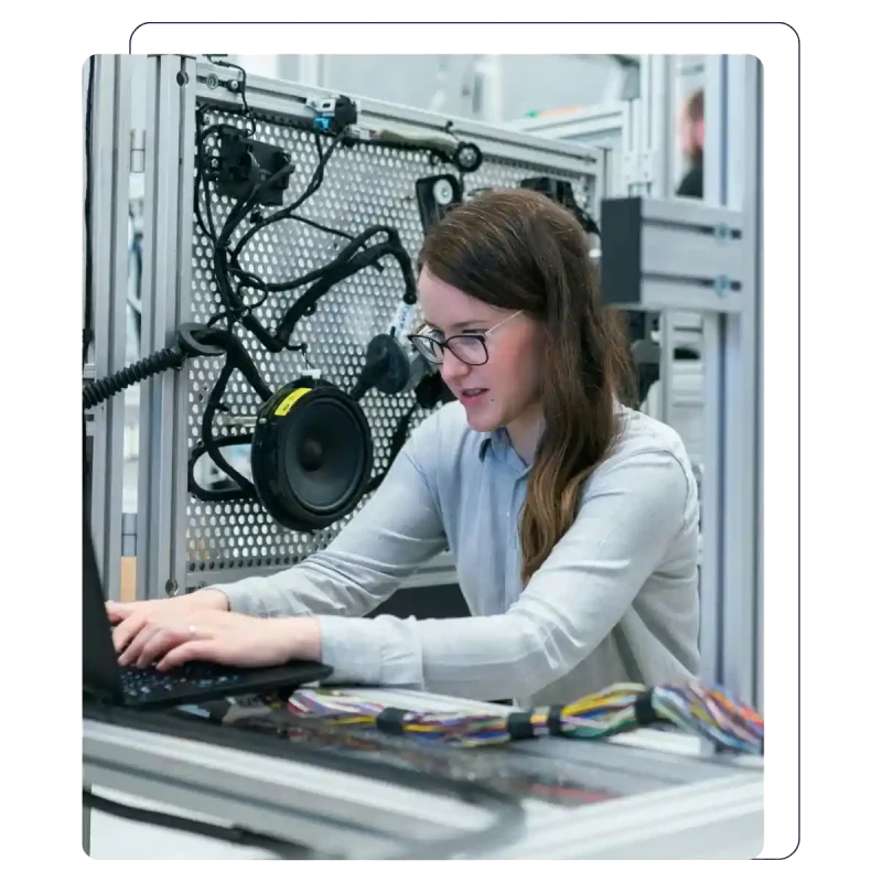 Profesional tecnológico desarrollando software en entorno moderno con it&people en sector alta tecnología